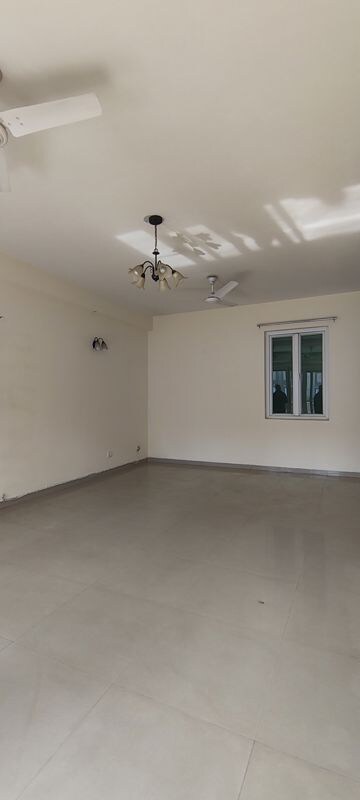 Room in 3.5 BHK Builder Floor at Emaar MGF Emerald Hills, Sector 65 – for Rent