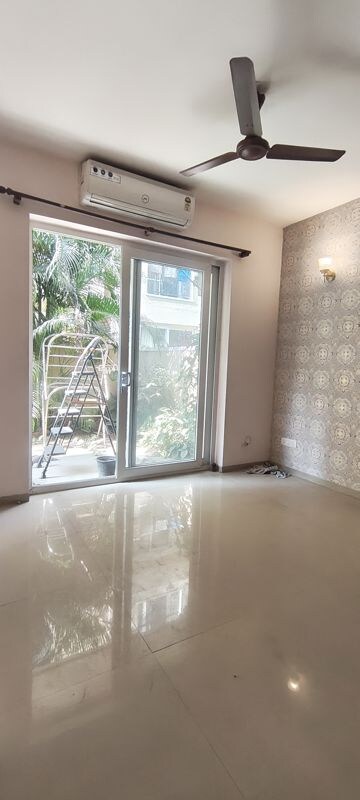 Room in 3.5 BHK Builder Floor at Emaar MGF Emerald Hills, Sector 65 – for Rent