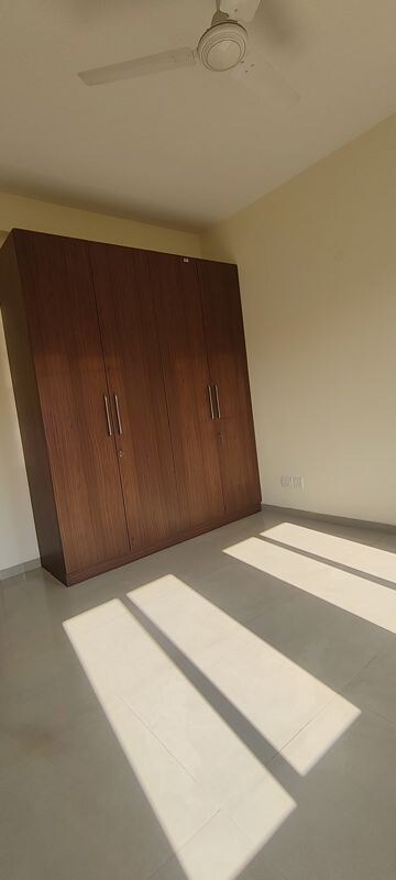 Room in 3.5 BHK Builder Floor at Emaar MGF Emerald Hills, Sector 65 – for Rent