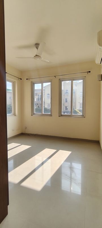 Room in 3.5 BHK Builder Floor at Emaar MGF Emerald Hills, Sector 65 – for Rent