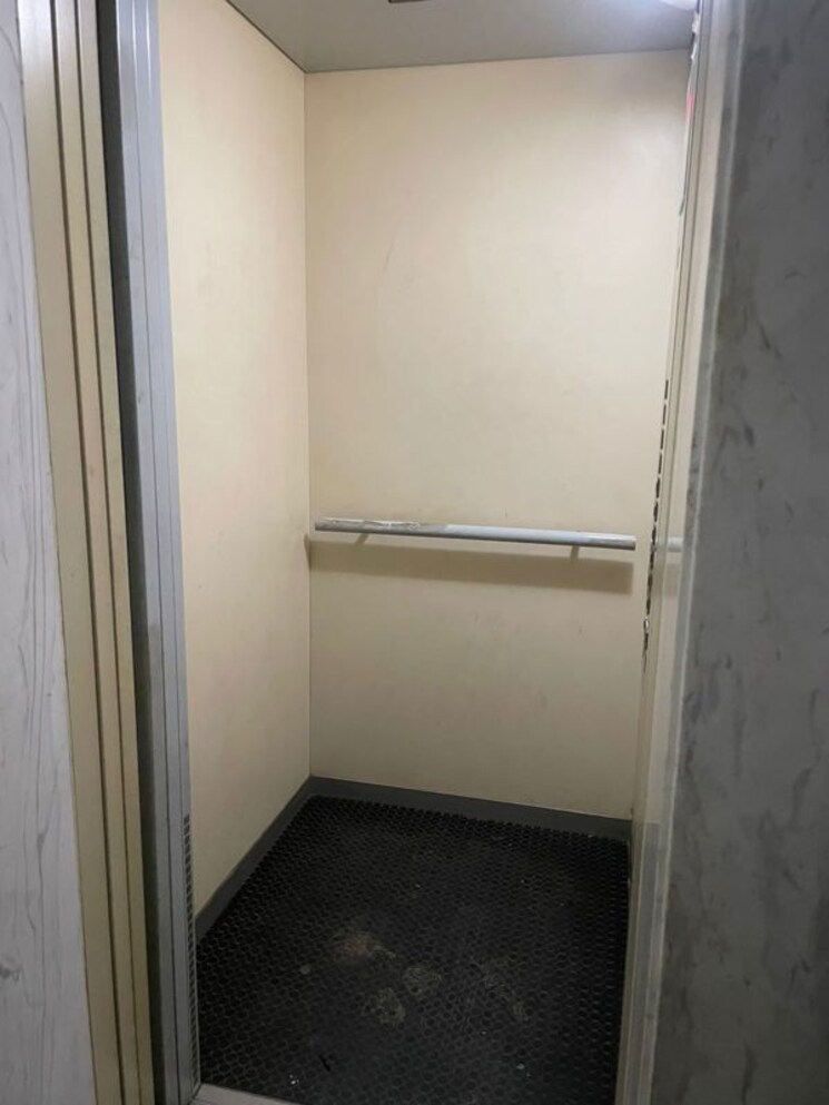 Bathroom, vasant kunj 3 Bedroom 1500 Sq.Ft. Builder Floor In Vasant Kunj Delhi 9868543