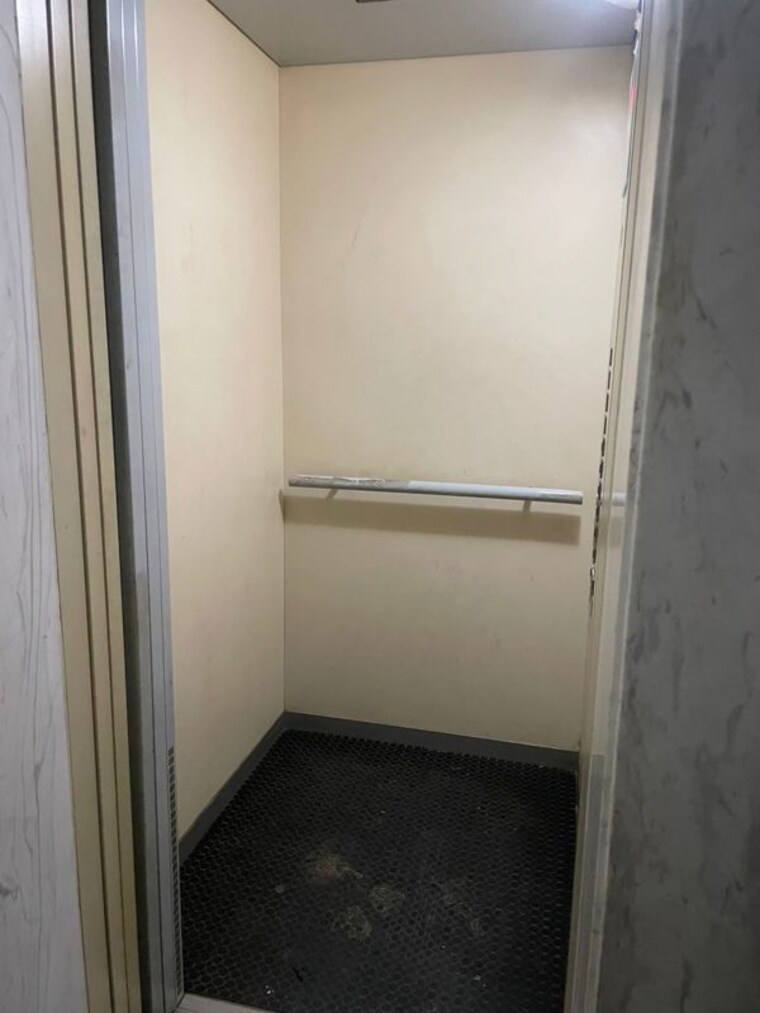 Bathroom, vasant kunj 3 Bedroom 1500 Sq.Ft. Builder Floor In Vasant Kunj Delhi 9868543