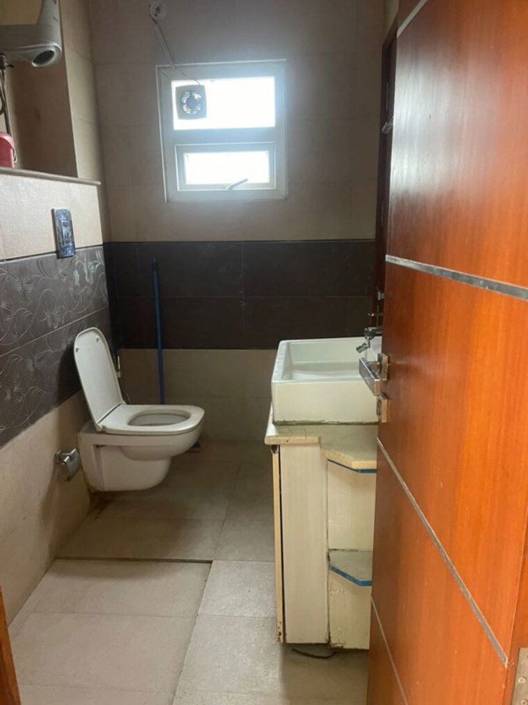 Bathroom, vasant kunj 3 Bedroom 1500 Sq.Ft. Builder Floor In Vasant Kunj Delhi 9868543