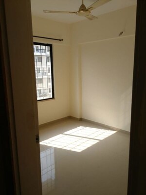 Room in 2 BHK Apartment at Loharuka Green City, Hadapsar – for Rent