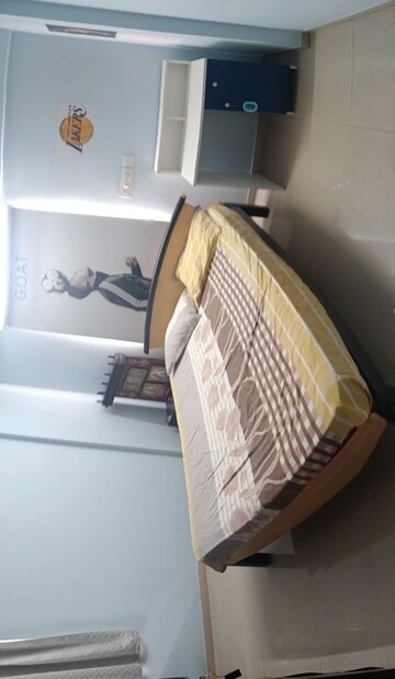 Room in 3 BHK Apartment at Haralur Road – for Rent