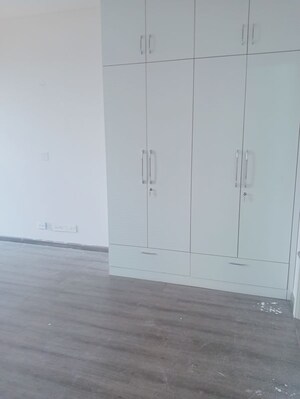 Room in 3.5 BHK Apartment at Orchid Petals, Sector 49 – for Rent