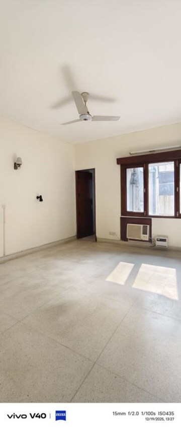 Room in 3 BHK Apartment at Defence Colony – for Rent