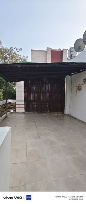 Parking in 3 BHK Apartment at Defence Colony – for Rent