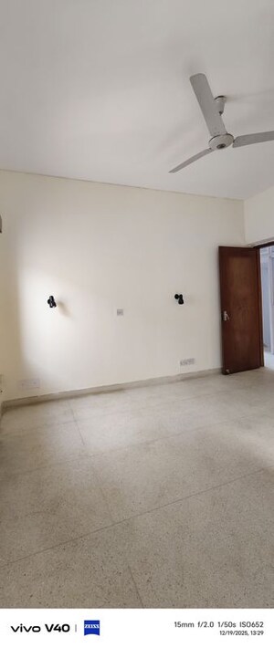 Room in 3 BHK Apartment at Defence Colony – for Rent