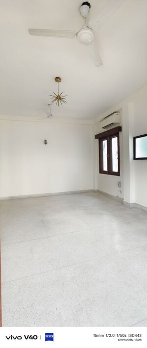 Room in 3 BHK Apartment at Defence Colony – for Rent