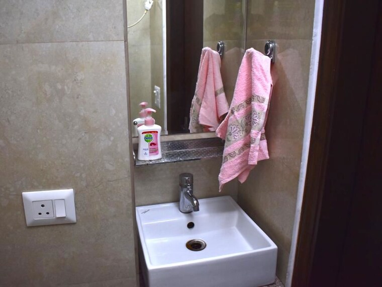 Bathroom, kailash colony Studio 350 Sq.Ft. Apartment In Kailash Colony Delhi 9869003