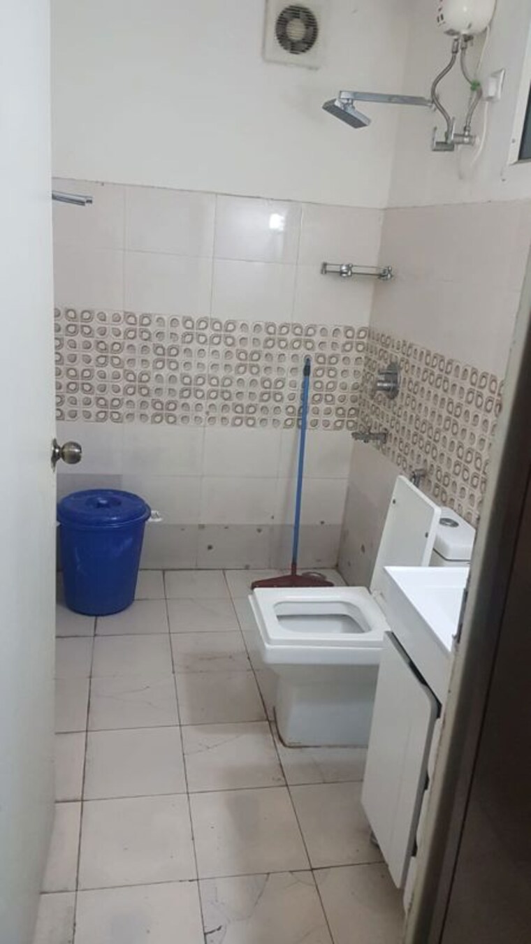 Bathroom, defence colony Studio 350 Sq.Ft. Builder Floor In Defence Colony Delhi 9869046