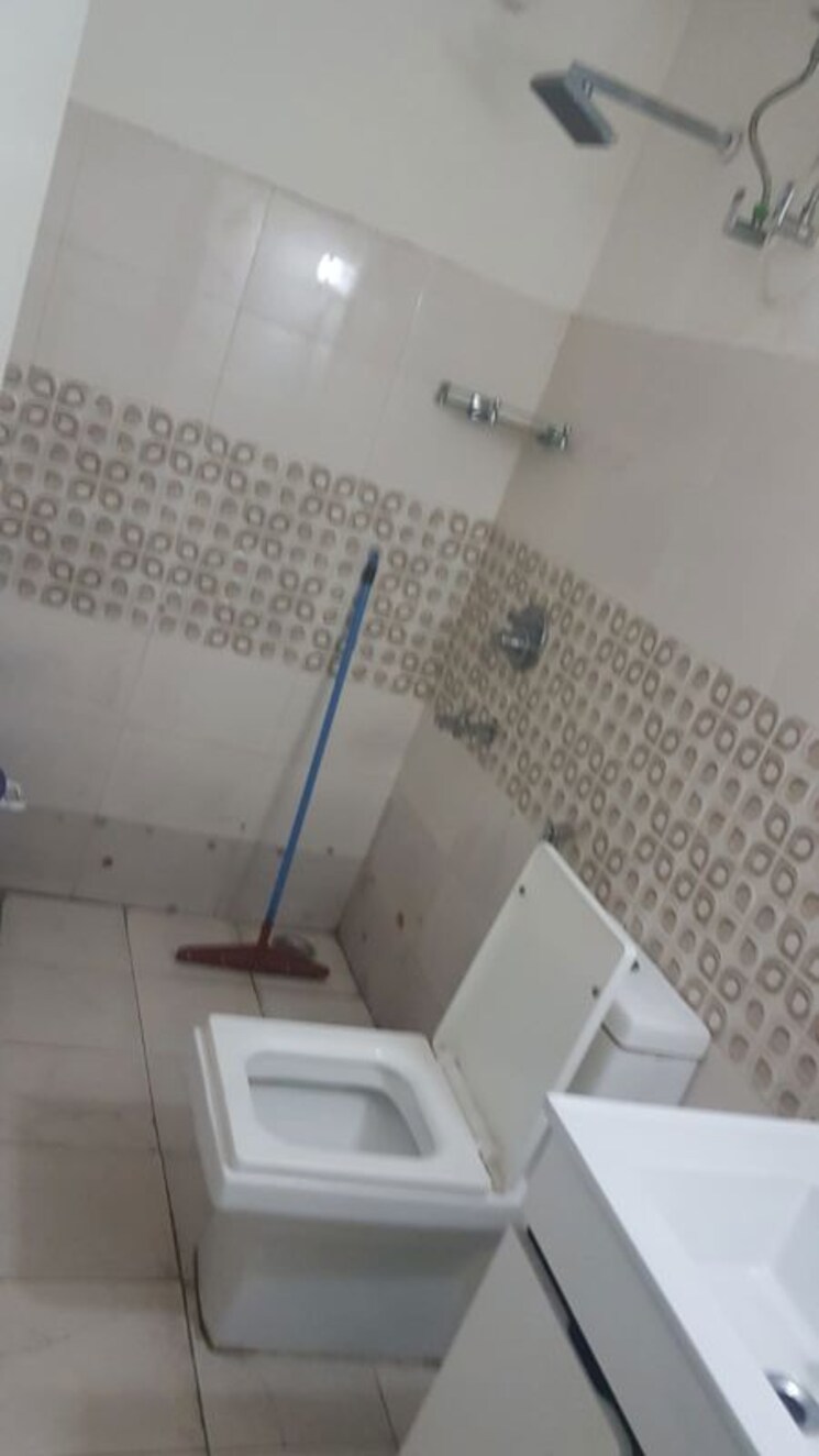 Bathroom, defence colony Studio 350 Sq.Ft. Builder Floor In Defence Colony Delhi 9869046