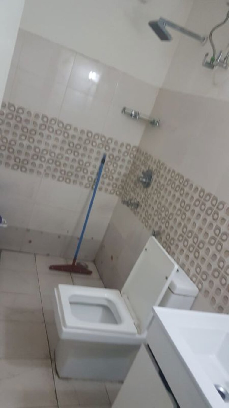 Bathroom, defence colony Studio 350 Sq.Ft. Builder Floor In Defence Colony Delhi 9869046