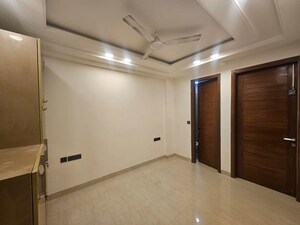 Room in 2.5 BHK Builder Floor at Sushant Lok ii – for Rent