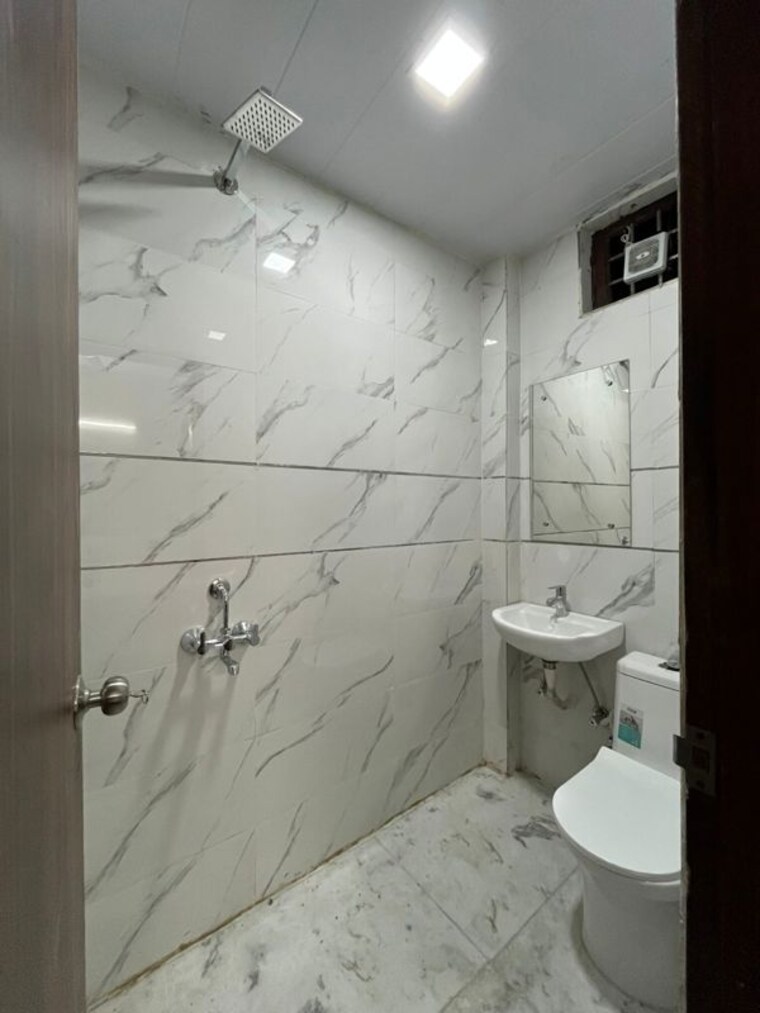 Bathroom, sushant lok ii 1.5 Bedroom 100 Sq.Yd. Builder Floor In Sushant Lok ii Gurgaon 9869927