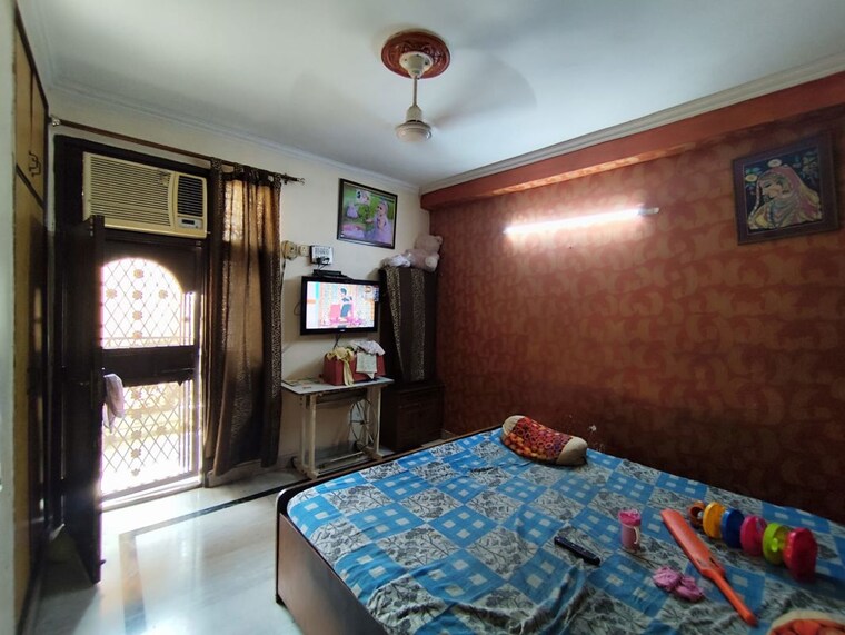 Bedroom, sangam vihar 2 Bedroom 90 Sq.Yd. Builder Floor In Sangam Vihar Delhi 9869991