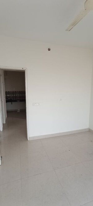 Room in 2 BHK Apartment at Signature Global Prime, Sector 63a – for Rent