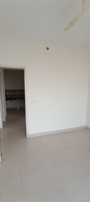 Room in 2 BHK Apartment at Signature Global Prime, Sector 63a – for Rent