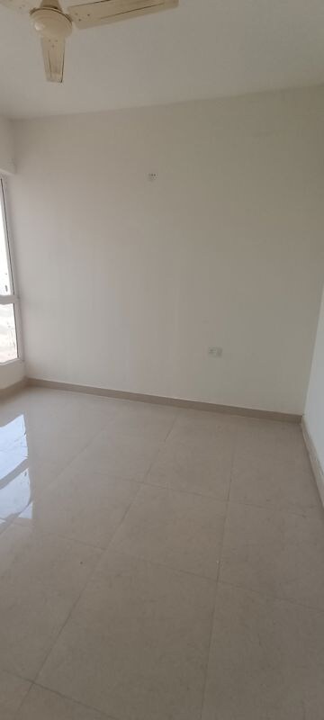 Room in 2 BHK Apartment at Signature Global Prime, Sector 63a – for Rent