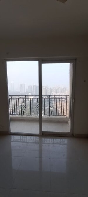 Room in 2 BHK Apartment at Signature Global Prime, Sector 63a – for Rent