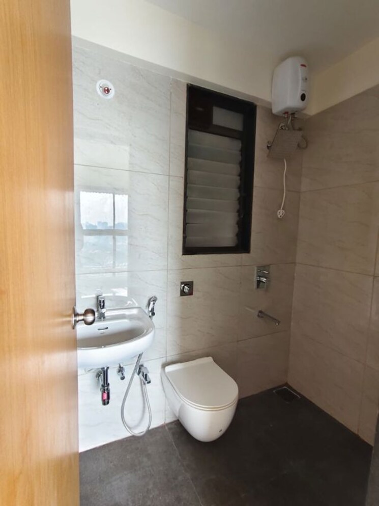 Bathroom, chandak-34-park-estate 3 Bedroom 820 Sq.Ft. Apartment In Goregaon West Mumbai 9870067