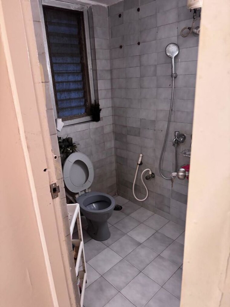 Bathroom, royal-court-chs-bandra 2 Bedroom 820 Sq.Ft. Apartment In Bandra West Mumbai 9869161