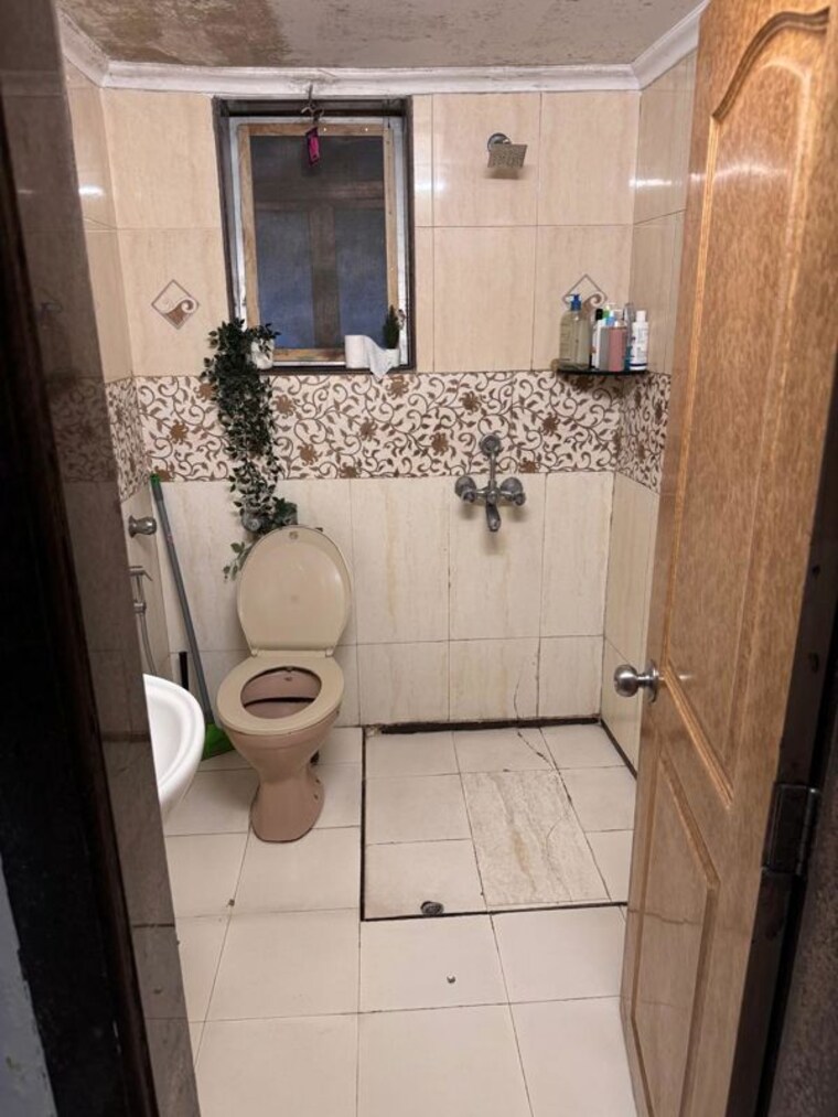 Bathroom, royal-court-chs-bandra 2 Bedroom 835 Sq.Ft. Apartment In Bandra West Mumbai 9869162
