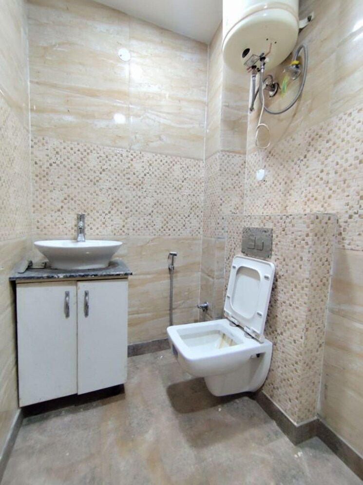 Bathroom, sangam vihar 2 Bedroom 90 Sq.Yd. Builder Floor In Sangam Vihar Delhi 9870081