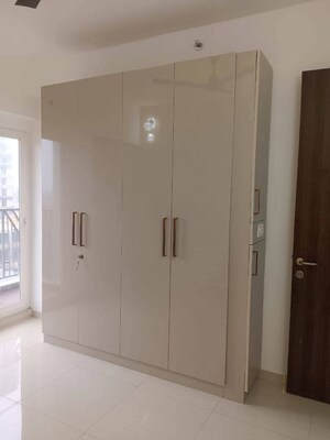 Room in 2 BHK Apartment at Gaur City 7th Avenue, Sector 4 Greater Noida – for Rent