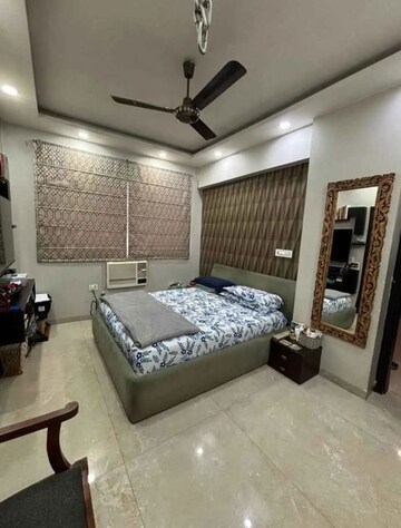 Bedroom in 4 BHK Apartment at DLF Oakwood Estate, Dlf Phase ii – for Rent