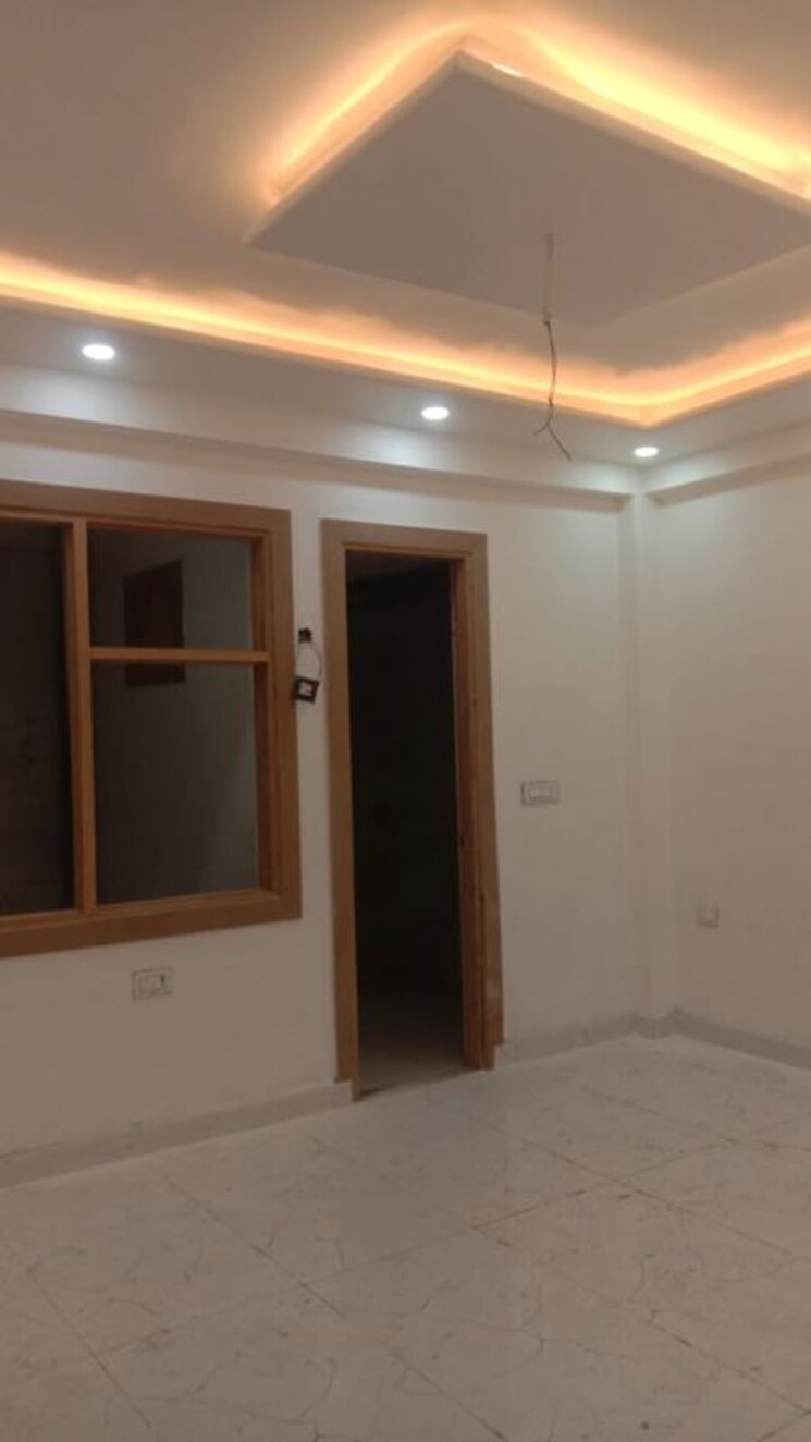 Room, avantika colony 3.5 Bedroom 240 Sq.Yd. Builder Floor In Avantika Colony Ghaziabad 9870096