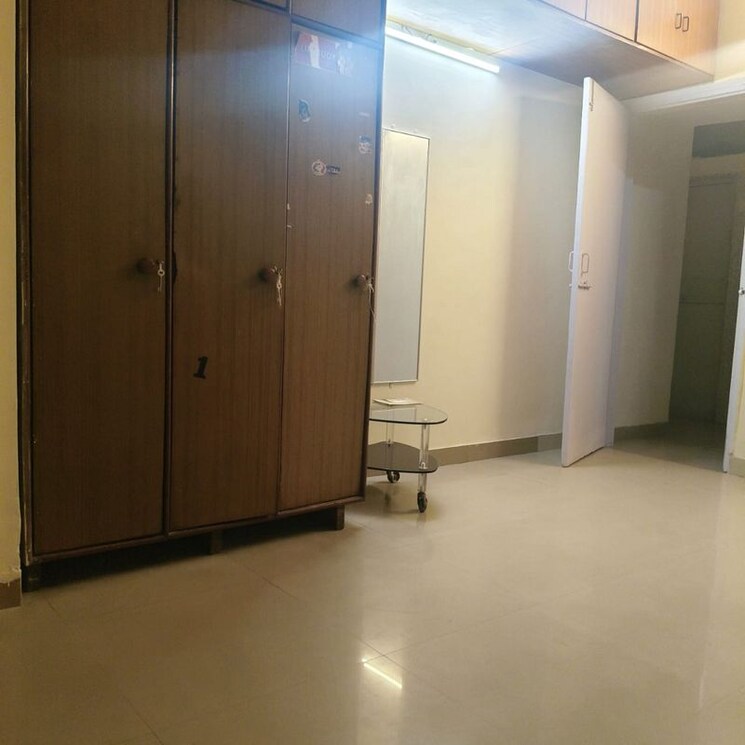 Room, bandra west 1 Bedroom 500 Sq.Ft. Apartment In Bandra West Mumbai 9870101