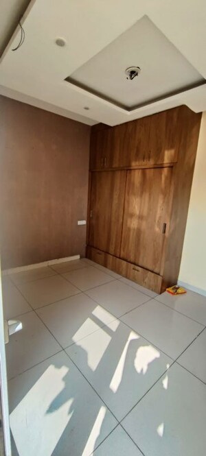 Furnished Amenities in 3 BHK Builder Floor at Lake View Complex, Dhakoli – for Rent