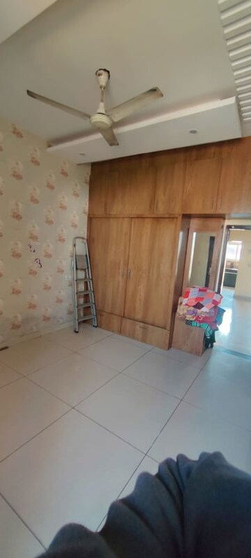 Furnished Amenities in 3 BHK Builder Floor at Lake View Complex, Dhakoli – for Rent