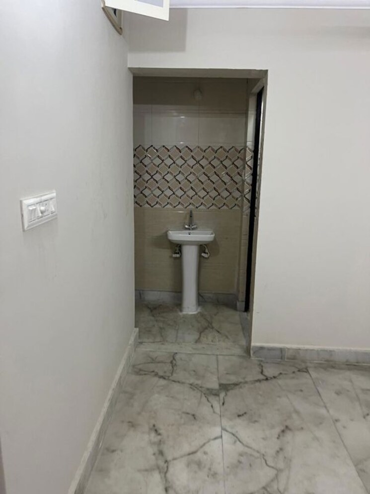 Room, sector 14 dwarka 3 Bedroom 199 Sq.Yd. Apartment In Sector 14 Dwarka Delhi 9870248