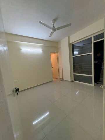 Room in 2.5 BHK Apartment at Pyramid Altia, Sector 70a – for Rent