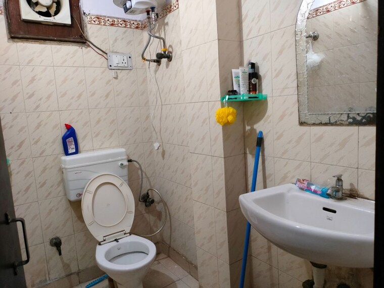 Bathroom, maharani bagh 4 Bedroom 508 Sq.Yd. Independent House In Maharani Bagh Delhi 9870277