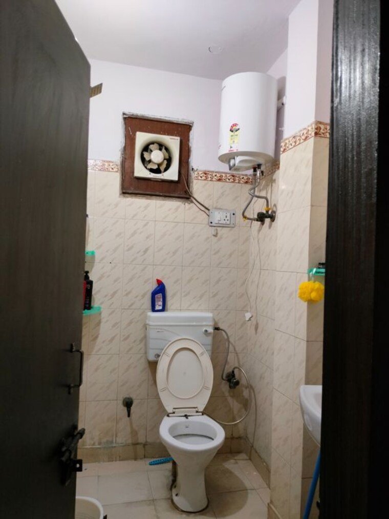 Bathroom, maharani bagh 4 Bedroom 508 Sq.Yd. Independent House In Maharani Bagh Delhi 9870277