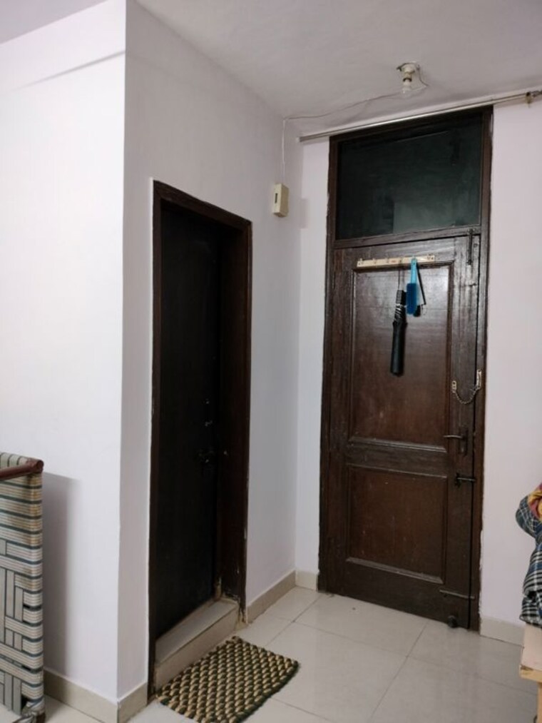 Room, maharani bagh 4 Bedroom 508 Sq.Yd. Independent House In Maharani Bagh Delhi 9870277