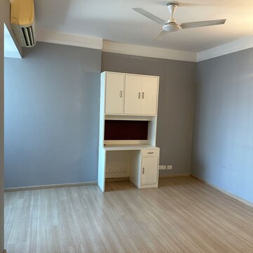 Room in 4 BHK Apartment at DLF The Belaire, Golf Course Road – for Rent