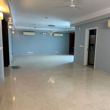 Room in 4 BHK Apartment at DLF The Belaire, Golf Course Road – for Rent