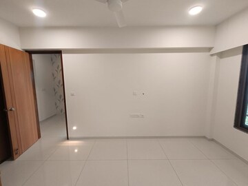 Furnished Amenities in 3 BHK Apartment at Vaishnodevi Circle – for Rent