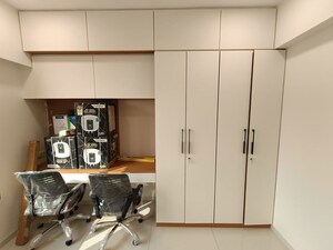 Team Area in 3 BHK Apartment at Vaishnodevi Circle – for Rent