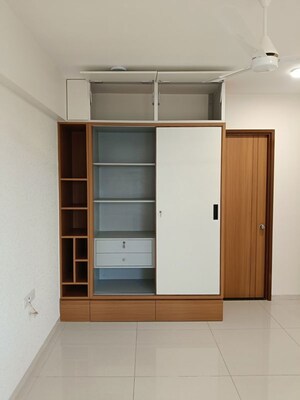 Room in 3 BHK Apartment at Vaishnodevi Circle – for Rent