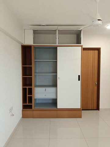 Room in 3 BHK Apartment at Vaishnodevi Circle – for Rent