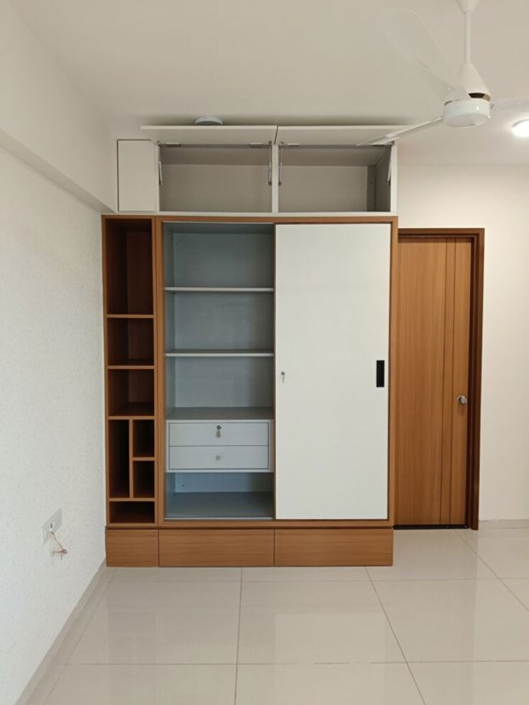 Room, vaishnodevi circle 3 Bedroom 2335 Sq.Ft. Apartment In Vaishnodevi Circle Ahmedabad 9864883