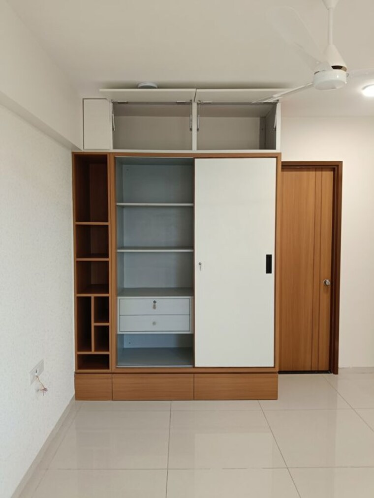 Room, vaishnodevi circle 3 Bedroom 2335 Sq.Ft. Apartment In Vaishnodevi Circle Ahmedabad 9864883