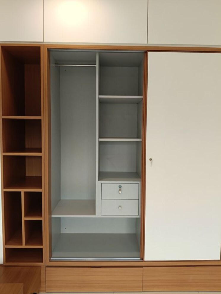 Room, vaishnodevi circle 3 Bedroom 2335 Sq.Ft. Apartment In Vaishnodevi Circle Ahmedabad 9864883