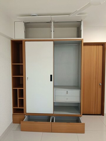 Furnished Amenities in 3 BHK Apartment at Vaishnodevi Circle – for Rent